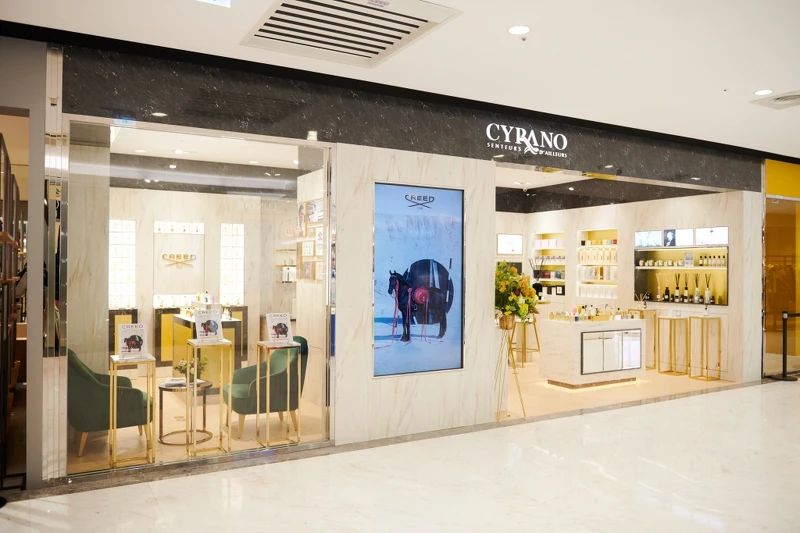 CYRANO席哈諾2021年以全新概念店進駐遠東SOGO忠孝店一樓。 CYRANO席哈諾2021年以全新概念店進駐遠東SOGO忠孝店一樓。