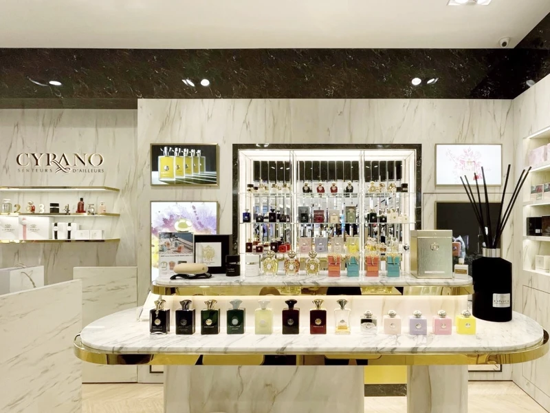 CYRANO席哈諾遠東SOGO忠孝概念店的香水香氛吧檯區。 CYRANO席哈諾遠東SOGO忠孝概念店的香水香氛吧檯區。