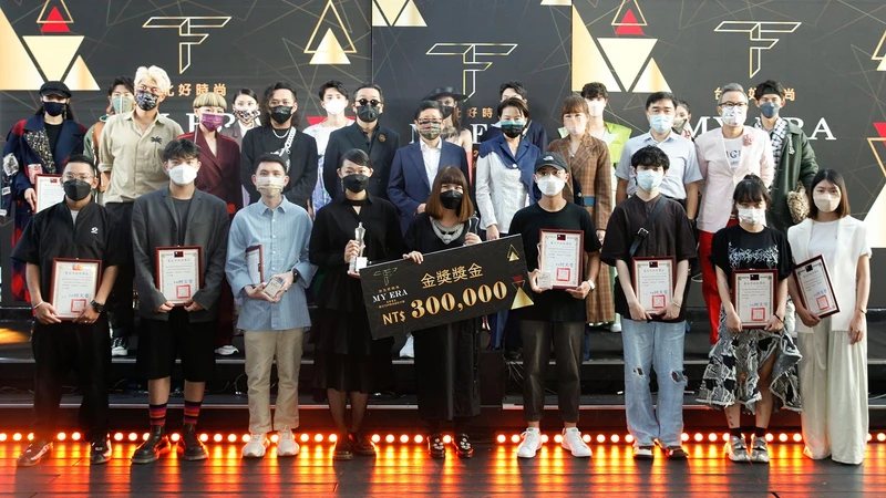 2021台北好時尚-2021台北好時尚TOP時裝設計大賞,入圍設計師、評審團與出席貴賓合影 2021台北好時尚-2021台北好時尚TOP時裝設計大賞,入圍設計師、評審團與出席貴賓合影