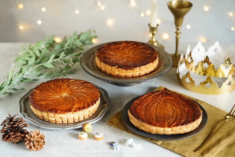 國王餅：上為粉紅草莓國王餅，左下為極致國王餅，右下為栗香國王餅；三款國王餅，售價均980元，11/12～12/2訂購享早鳥價880元，12/3～1/30可取貨。