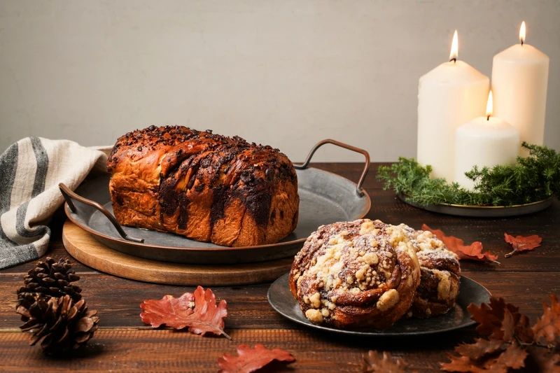 左為巧克力巴布卡，售價330元，11/12開始販售；右為蘋果肉桂巴布卡，售價75元，11/12開始販售。