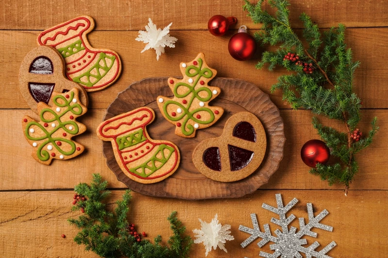 楓糖聖誕餅乾（聖誕襪、聖誕樹造型），售價100元 270元/3片，11/12開始販售；香料聖誕餅乾（德國結造型 ），售價100元 270元/3片，11/12開始販售；聖誕餅乾組（3片／組），售價270元，11/12開始販售。