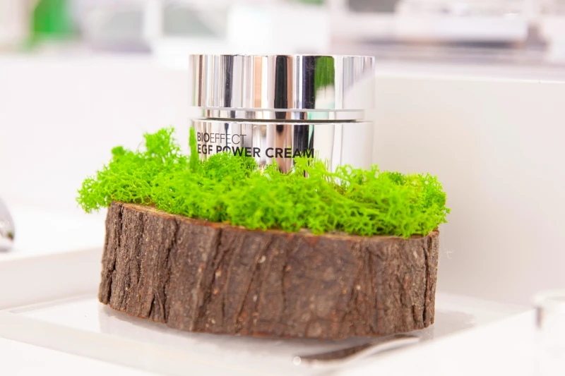 BIOEFFECT蓓歐菲益肌白金級濃萃精華霜情境圖。 BIOEFFECT蓓歐菲益肌白金級濃萃精華霜情境圖。