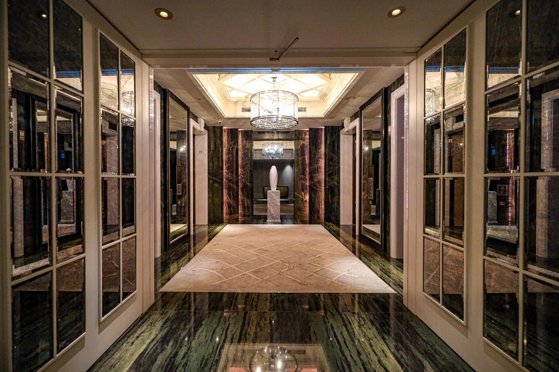 各樓層電梯皆擺放一件《綻放》迎賓