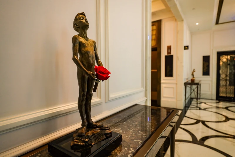 走廊上的小童雕像，每天手中的花也會更換！