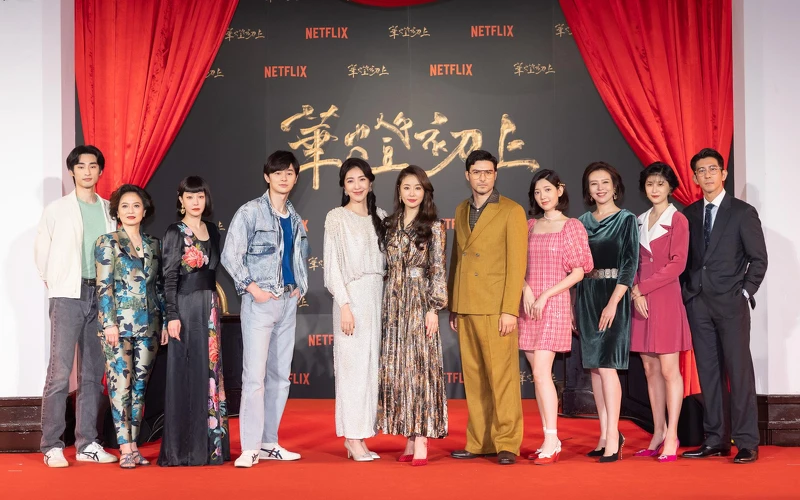 《華燈初上》記者會現場精心佈置成「Rose MAMA」生日派對,演員一字排開以戲服華麗登場,左起為章廣辰、謝瓊煖、謝欣穎、張軒睿、楊謹華、林心如、鳳小岳、郭雪芙、劉品言、江宜蓉、修杰楷 《華燈初上》記者會現場精心佈置成「Rose MAMA」生日派對,演員一字排開以戲服華麗登場,左起為章廣辰、謝瓊煖、謝欣穎、張軒睿、楊謹華、林心如、鳳小岳、郭雪芙、劉品言、江宜蓉、修杰楷