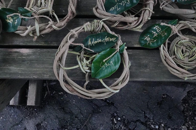 自製的餐盤即是晚宴使用的容器。 自製的餐盤即是晚宴使用的容器。