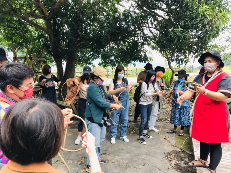 Ibu示範如何用葛藤製作餐具。 Ibu示範如何用葛藤製作餐具。