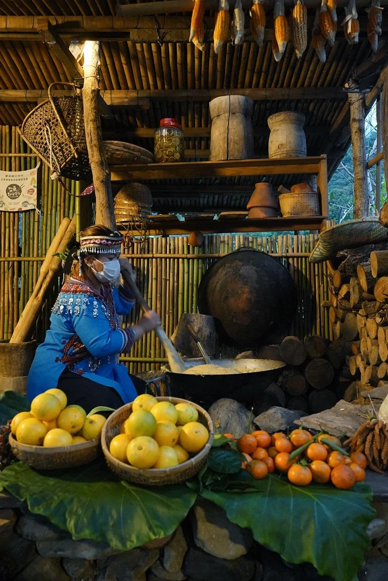 Ibu正在製作小米飯。 Ibu正在製作小米飯。