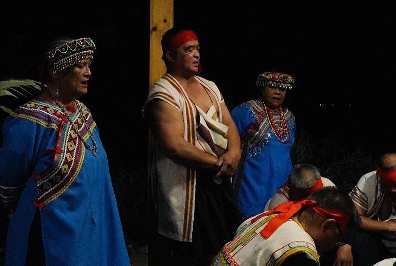 部落耆老現場優美的八部合音。 部落耆老現場優美的八部合音。