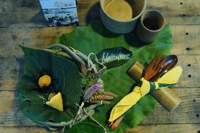 早先親手製作的葛藤容器,在蓋亞那工作坊的巧手下成了精美的餐桌風景。 早先親手製作的葛藤容器,在蓋亞那工作坊的巧手下成了精美的餐桌風景。