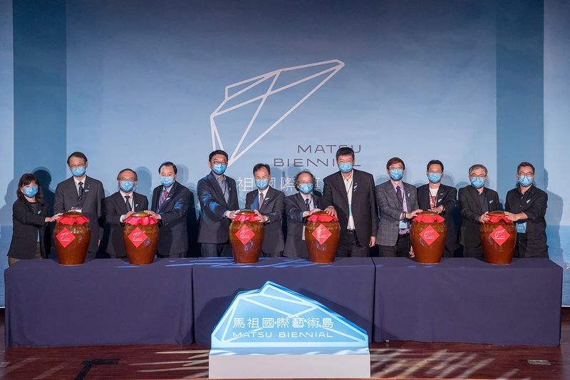 貴賓們一同啟動島嶼釀儀式，讓遠道而來的風與在地沃土交會，一起釀出島嶼的美好。