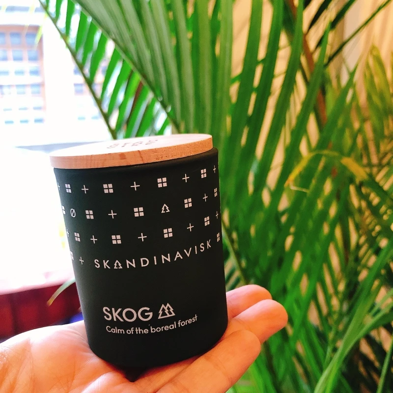 丹麥室內香氛品牌Skandinavisk商品包裝設計簡約有質感,還會融入系列代表圖騰。 丹麥室內香氛品牌Skandinavisk商品包裝設計簡約有質感,還會融入系列代表圖騰。