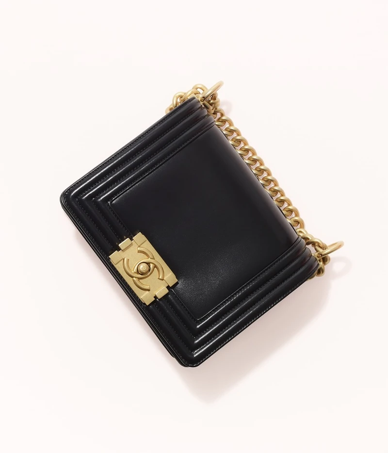 BOY CHANEL迷你口蓋包,NT163,000 BOY CHANEL迷你口蓋包,NT163,000