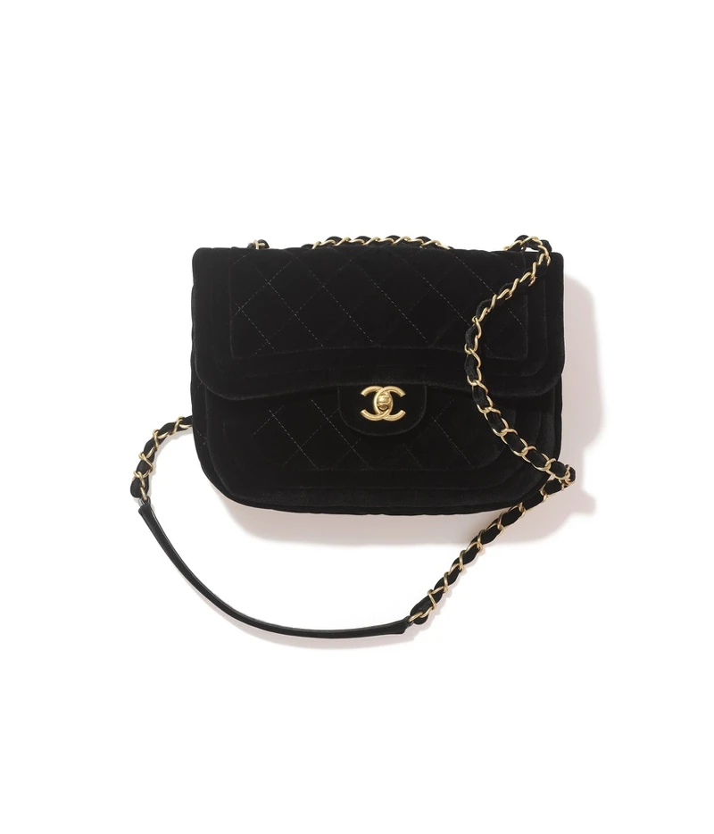 黑色天鵝絨菱格紋皮穿鏈造型肩背包,NT144,800 黑色天鵝絨菱格紋皮穿鏈造型肩背包,NT144,800