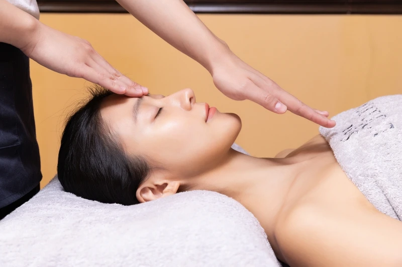 Spa L'OCCITANE星光修護美肌護理的精華油嗅吸。 Spa L'OCCITANE星光修護美肌護理的精華油嗅吸。