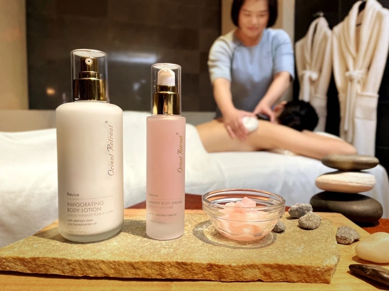 登琪爾SPA 2021青春活泉礦石按摩使用產品包括Amber Body Serum玫瑰琥珀身體精華液、Invigorating Body Lotion玫瑰緊緻精華乳霜、Balancing Cream青春花鑰霜。 登琪爾SPA 2021青春活泉礦石按摩使用產品包括Amber Body Serum玫瑰琥珀身體精華液、Invigorating Body Lotion玫瑰緊緻精華乳霜、Balancing Cream青春花鑰霜。