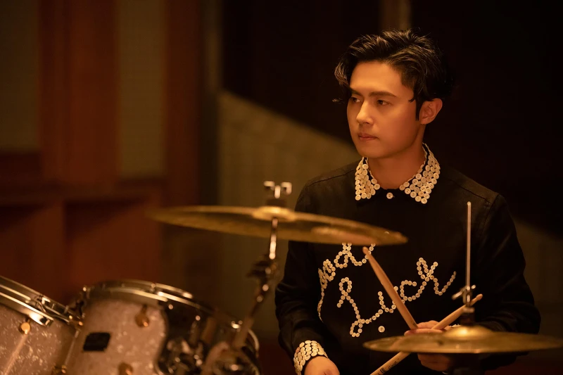 哲謙在復古華麗的大廳演出〈寂寞留白〉一曲