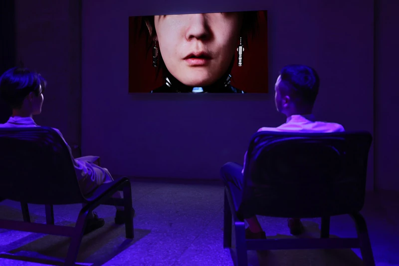 陸揚,《獨生獨死：Hello World》, 2021年, 單頻彩色錄像, 3分26秒. 音樂：P*Light, 舞蹈動作數據擷取：kEnkEn, 臉部動作捕捉：FACEGOOD, 臉部動作數據擷取：Dewa Putu Selamat Raharja, 紋身：大島托, 特別鳴謝：寶馬藝術之旅。