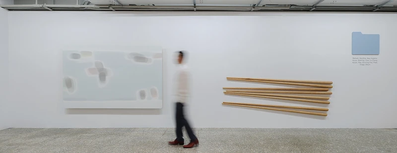 周育正,《刷新、犧牲、新衛生、抹布、畫布、周育正、餐桌、擦拭、日常性、墨韻、形象、繪畫集》, 2020年, 繪畫、筷子、檔案夾, 150 × 240 × 3 公分、7 × 7 × 260 cm × 8 根、68 × 54 × 2 公分. 由藝術家與馬凌畫廊惠允。