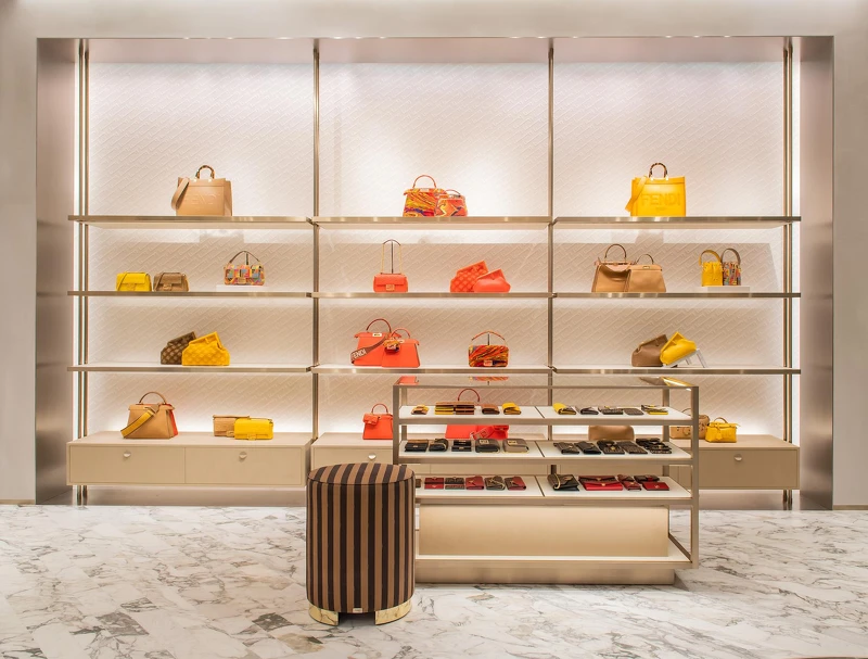 老佛爺在2013年秋冬系列的FF logo,以滿版印花的樣式出在於牆面上 老佛爺在2013年秋冬系列的FF logo,以滿版印花的樣式出在於牆面上