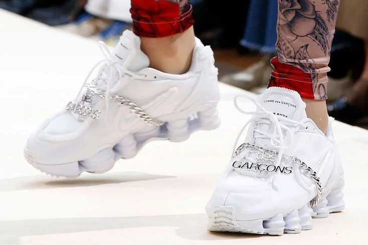 Comme des Garçons 與 Nike 聯名的系列也做過類似款式的設計