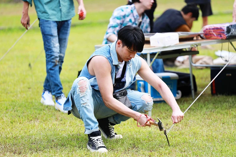 《微波爐男孩的假期》張睿家組帳篷打營釘 《微波爐男孩的假期》張睿家組帳篷打營釘