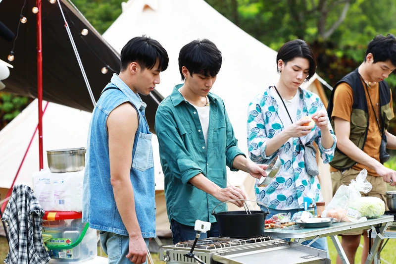 《微波爐男孩的假期》林子閎(左二)展現廚藝負責煮泡菜鍋 《微波爐男孩的假期》林子閎(左二)展現廚藝負責煮泡菜鍋