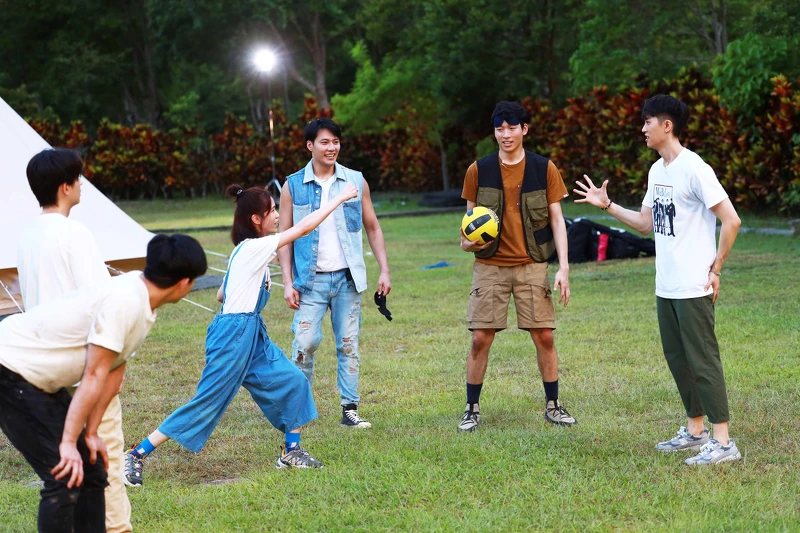 《微波爐男孩的假期》李齊(左起)、石知田、辛樂兒、張睿家、羅德弘、范姜彥豐玩起「瞎眼躲避球」比賽 《微波爐男孩的假期》李齊(左起)、石知田、辛樂兒、張睿家、羅德弘、范姜彥豐玩起「瞎眼躲避球」比賽