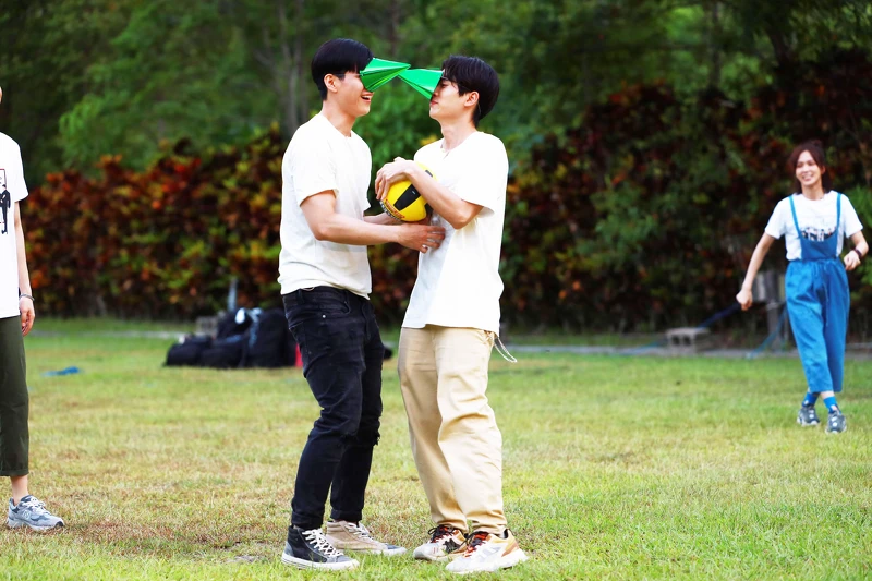 《微波爐男孩的假期》石知田(右)、李齊玩躲避球遊戲,笑料百出 《微波爐男孩的假期》石知田(右)、李齊玩躲避球遊戲,笑料百出