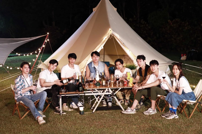 《微波爐男孩的假期》晚餐後的談心時間,左起為楊宇騰YU、李齊、林子閎、張睿家、石知田、羅德弘、范姜彥豐、辛樂兒 《微波爐男孩的假期》晚餐後的談心時間,左起為楊宇騰YU、李齊、林子閎、張睿家、石知田、羅德弘、范姜彥豐、辛樂兒