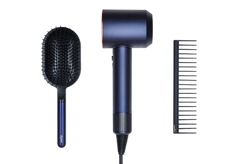 Dyson Supersonic™吹風機 HD08 普魯士藍冬日限定版，官網獨家附贈專用按摩梳及順髮梳。建議售價NT$16,600