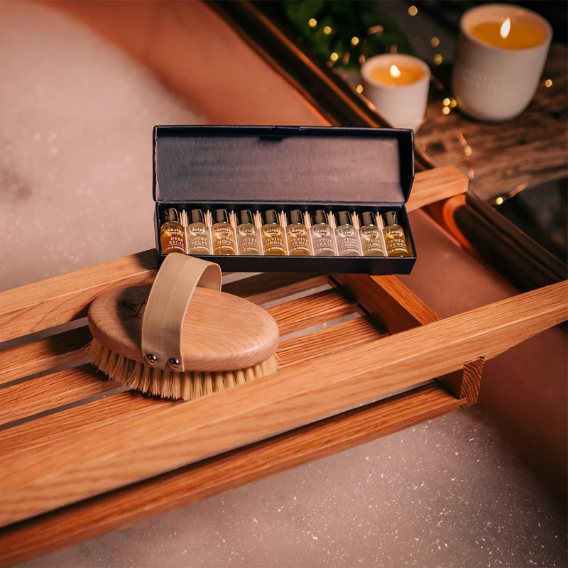 AROMATHERAPY ASSOCIATES 2021聖誕典藏芳療精油珠寶盒Discovery Bath & Shower Oil Collection(經典沐浴油3ml*10入),NT2,300 AROMATHERAPY ASSOCIATES 2021聖誕典藏芳療精油珠寶盒Discovery Bath & Shower Oil Collection(經典沐浴油3ml*10入),NT2,300