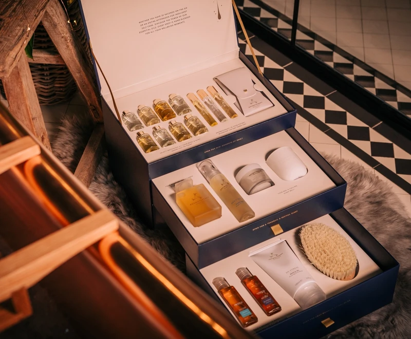 AROMATHERAPY ASSOCIATES 2021聖誕極致典藏禮盒Moment to Treasure(怡神沐浴油9ml、舒肌沐浴油9ml、明煥沐浴油9ml、舒和清爽沐浴油9ml、舒和平衡沐浴油9ml、心能量沐浴油9ml、歡沁玫瑰沐浴油9ml、心靈之沐沐浴油9ml、明煥滾珠香氛10ml、晚間舒緩滾珠香氛10ml、怡神滾珠香氛10ml、滾珠收納袋、舒緩凝膠150ml、明煥精油沐浴露50ml、怡神精油沐浴露50ml、天然劍麻刷、晚間舒緩噴霧50ml、晚間舒緩沐浴油55ml、晚間舒緩香薰蠟燭85g、晚間舒眠護膚霜50ml。),NT15,000 AROMATHERAPY ASSOCIATES 2021聖誕極致典藏禮盒Moment to Treasure(怡神沐浴油9ml、舒肌沐浴油9ml、明煥沐浴油9ml、舒和清爽沐浴油9ml、舒和平衡沐浴油9ml、心能量沐浴油9ml、歡沁玫瑰沐浴油9ml、心靈之沐沐浴油9ml、明煥滾珠香氛10ml、晚間舒緩滾珠香氛10ml、怡神滾珠香氛10ml、滾珠收納袋、舒緩凝膠150ml、明煥精油沐浴露50ml、怡神精油沐浴露50ml、天然劍麻刷、晚間舒緩噴霧50ml、晚間舒緩沐浴油55ml、晚間舒緩香薰蠟燭85g、晚間舒眠護膚霜50ml。),NT15,000