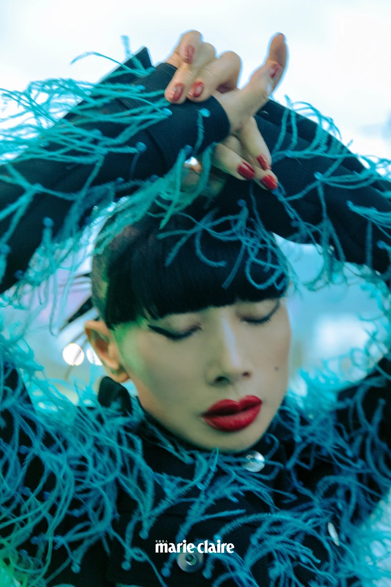 羽毛開釦上衣、同款羽毛長褲，Bottega Veneta； 白色尖頭高跟鞋，造型私物。 