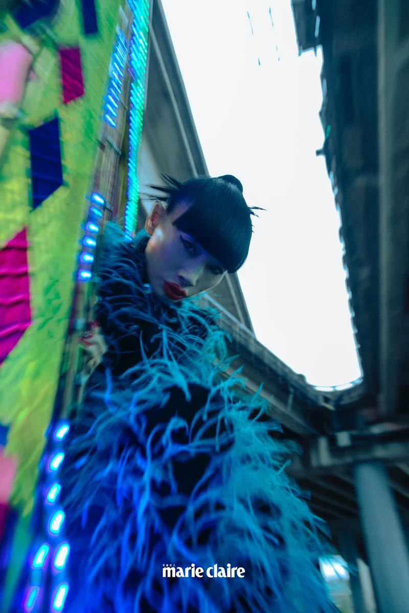 羽毛開釦上衣、同款羽毛長褲，Bottega Veneta； 白色尖頭高跟鞋，造型私物。 