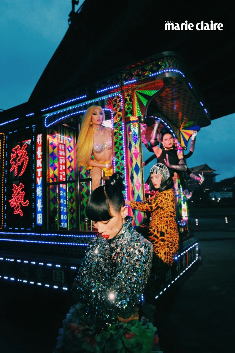 亮片上衣，造型私物；混色雪紡長裙，Ryzyoryuan；方頭厚底靴，Rick Owens。 