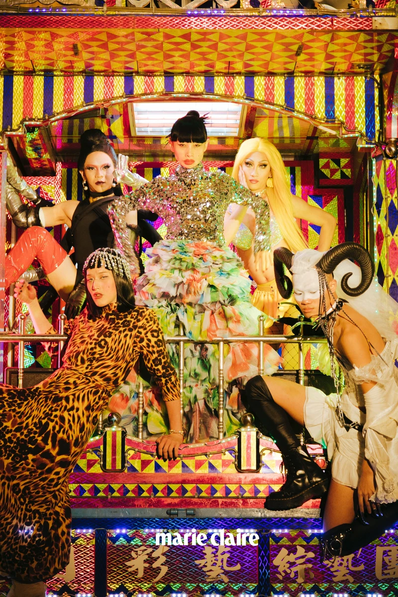 亮片上衣，造型私物；混色雪紡長裙，Ryzyoryuan；方頭厚底靴，Rick Owens。 