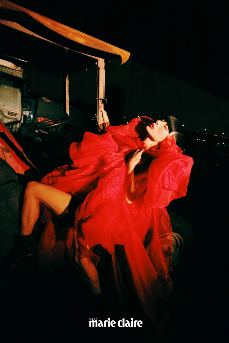 花朵立體雪紡洋裝，Ryzyoryuan；方頭厚底靴，Rick Owens。 