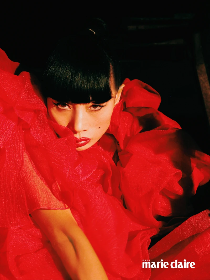 花朵立體雪紡洋裝，Ryzyoryuan；方頭厚底靴，Rick Owens。 