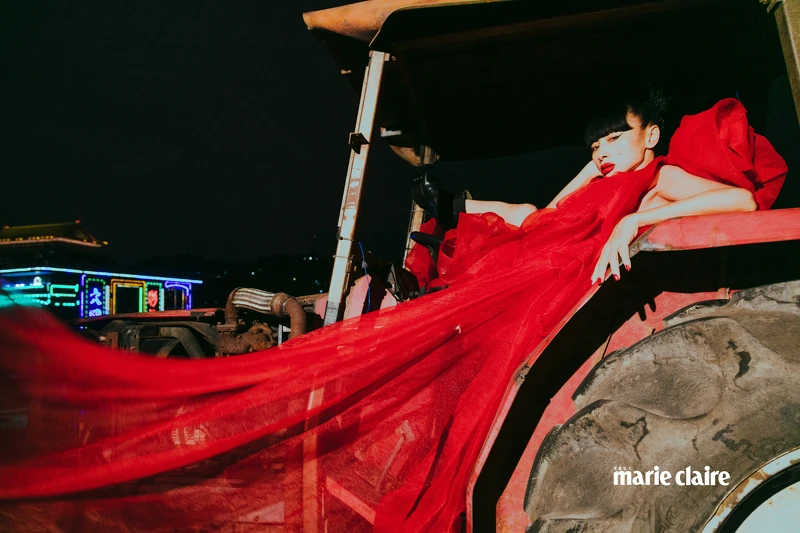 花朵立體雪紡洋裝，Ryzyoryuan；方頭厚底靴，Rick Owens。 