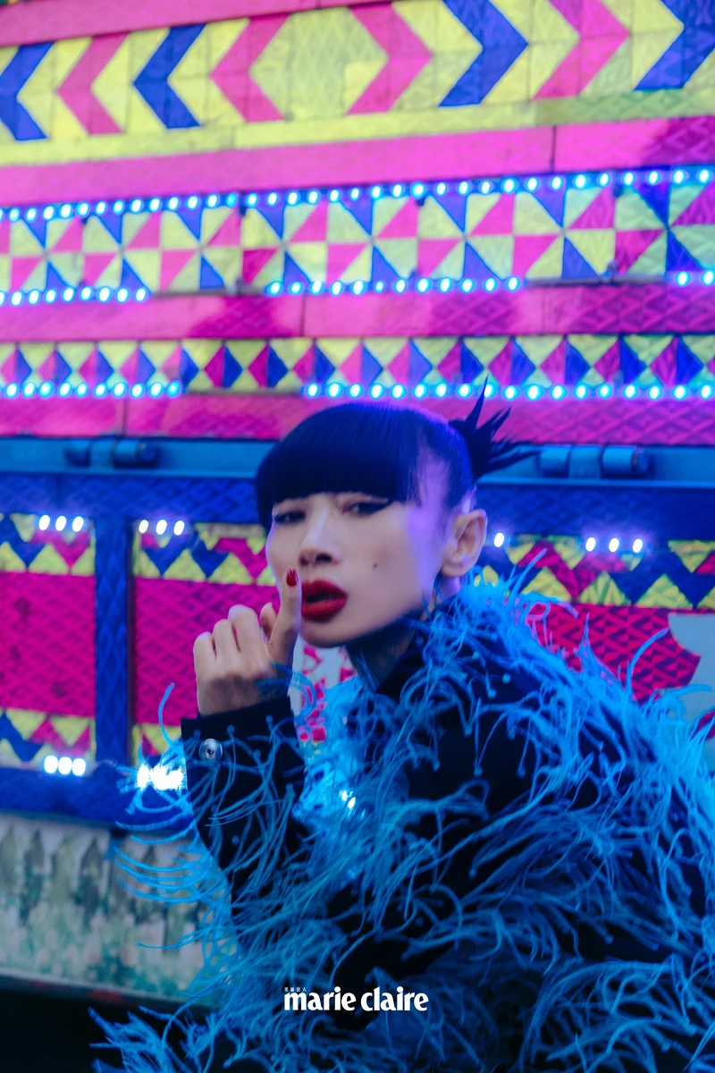 羽毛開釦上衣、同款羽毛長褲，Bottega Veneta； 白色尖頭高跟鞋，造型私物。 