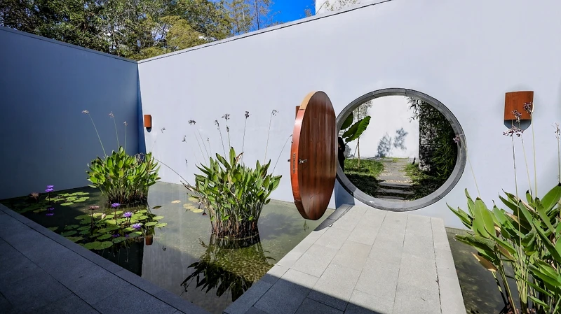 推開圓形木門才能進入「涵碧別苑湖畔別墅」