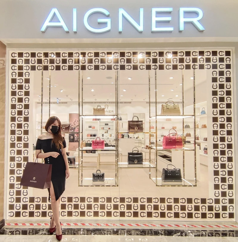 以經典馬蹄鐵標誌著稱的德國精品AIGNER全台獨家進駐義大Outlet Mall。