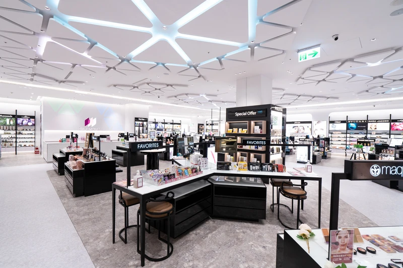 在iGLAMOUR愛.迷人，彩妝、保養、香氛、髮品均可一站購足。