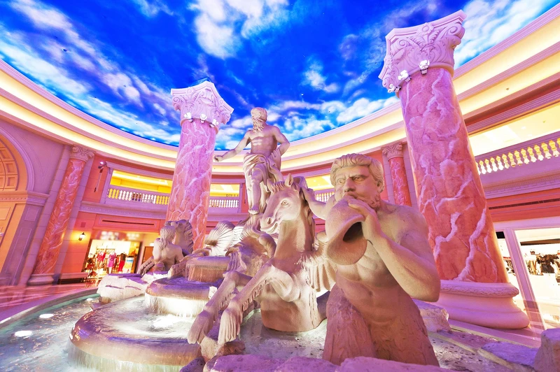 義大Outlet Mall中庭的「羅馬天幕」造景，讓人宛如置身歐洲街頭。