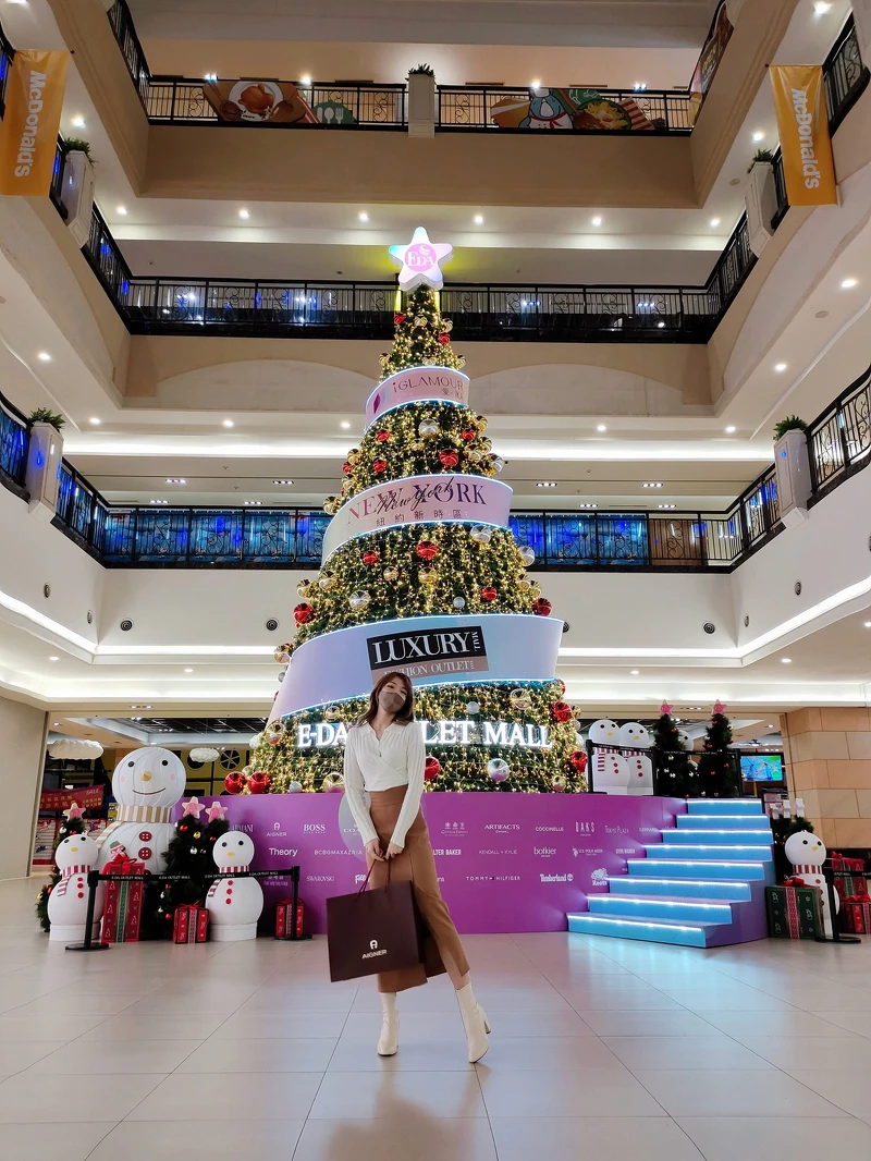 義大Outlet Mall近12米高「幸福環繞」聖誕樹被媒體譽為「全台最美聖誕樹」之一。