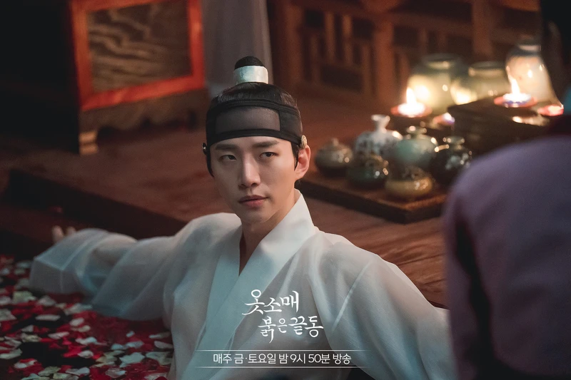 衣袖紅鑲邊 俊昊穿著浴袍原來是為了脫?