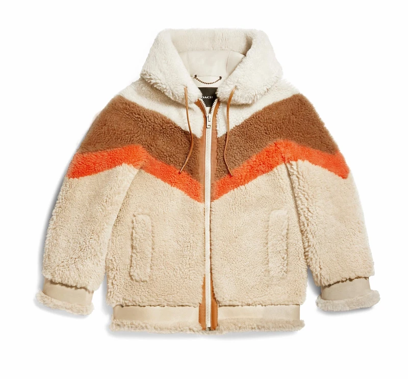 昆凌身著【Coach撞色Shearling連帽夾克】,此件外套售價NT$87,800 昆凌身著【Coach撞色Shearling連帽夾克】,此件外套售價NT$87,800