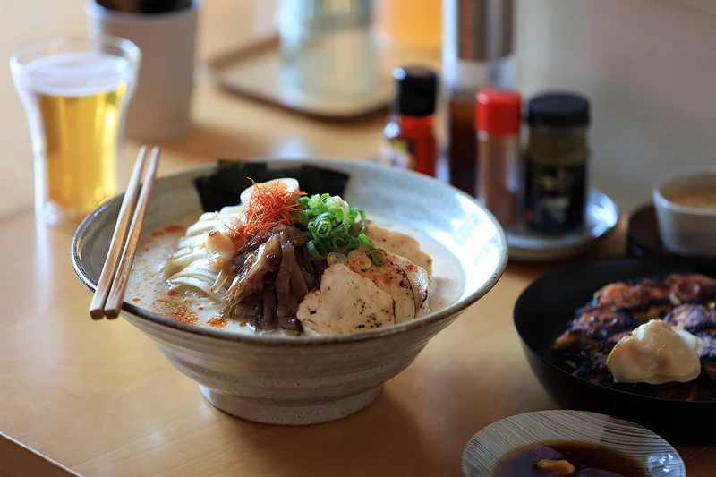 胡麻豆乳雞湯拉麵。